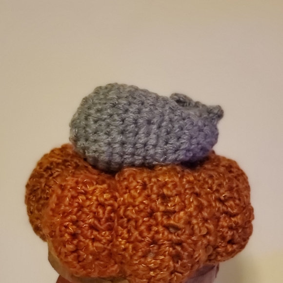 Sweet sleeping hippo on scented fall pumpkin - Picture 3 of 5